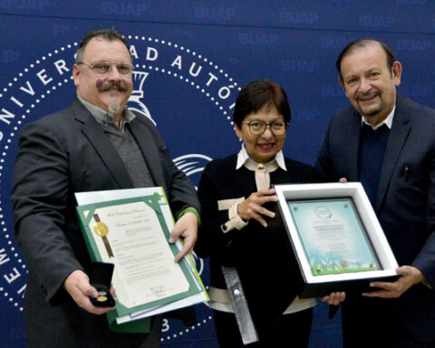 Rectora de la BUAP recibe el reconocimiento / Foto: El Popular