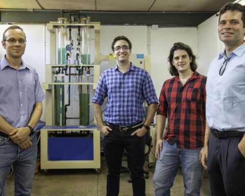 Equipo de investigadores involucrados en el diseño del software: Eduardo Stockler, José Oniram Limaverde, Lucas Moura Gomes y Eugênio Fortaleza. Las pruebas iniciales se llevaron a cabo en esta planta experimental en el Laboratorio de Control de Procesos. Foto: Raquel Aviani/Secom UnB