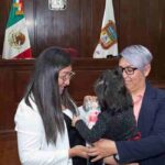 Una familia feliz tras cumplir el sueño de adoptar a una niña.